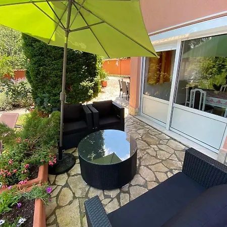 Private Riverside Silvia موستار