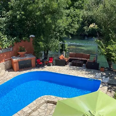 Private Riverside Silvia Villa *