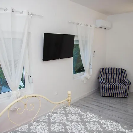 Private Riverside Silvia 모스타르