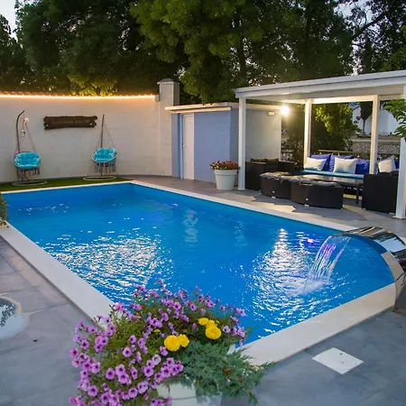 Private Riverside Silvia *