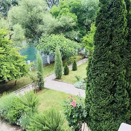 Private Riverside Silvia موستار