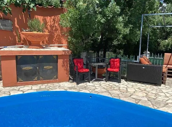 Private Riverside Silvia Villa *